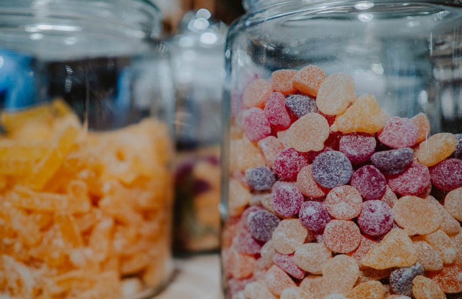 Bonboniere gefüllt mit verschiedenen Fruchtgummis.