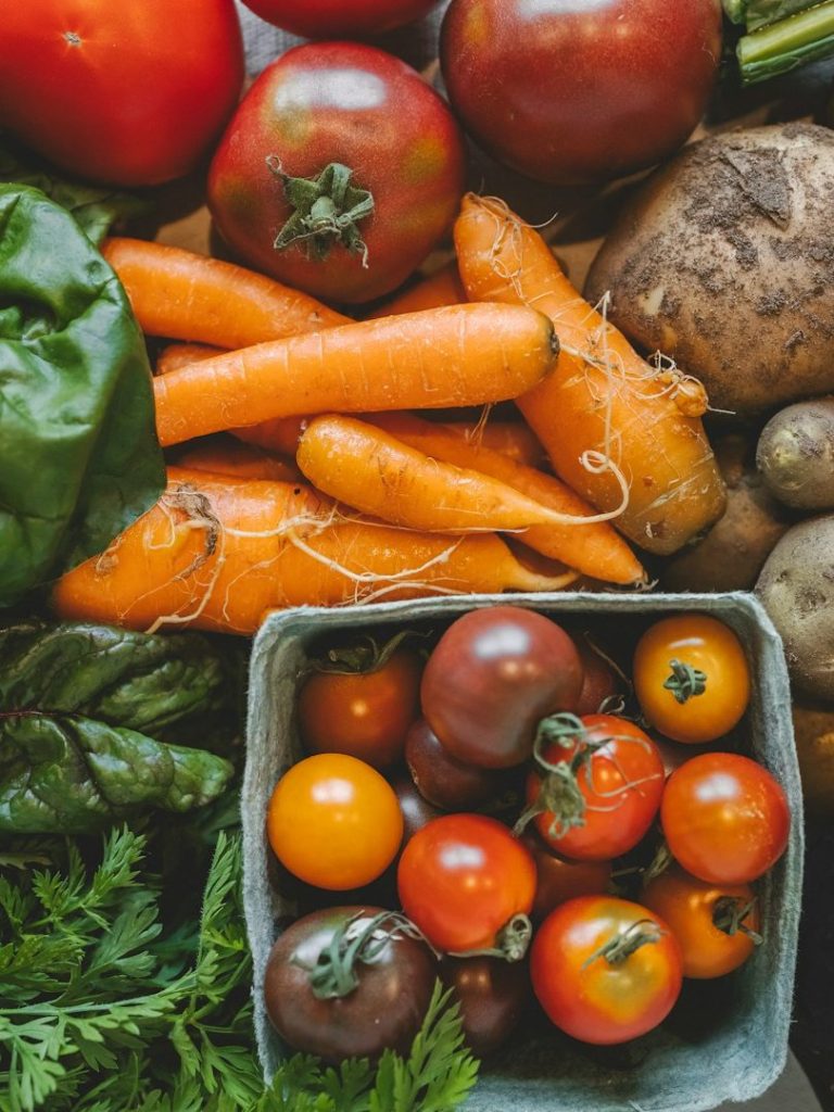 Gemüse: Tomaten, Karotten, Spinat, Kartoffeln.