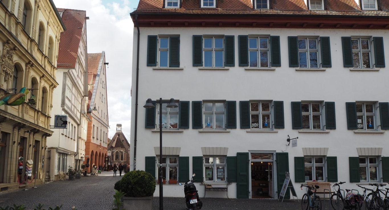 Ladenansicht von außen mit Blick auf die Münsterkapelle.