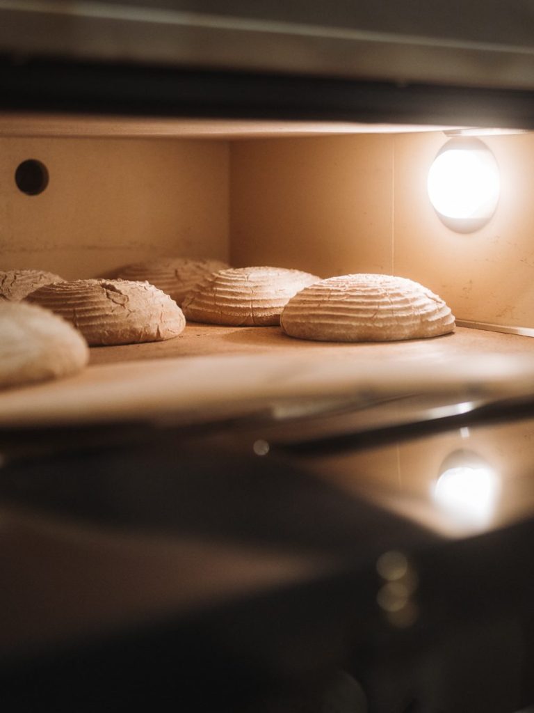 Steinofen befüllt mit Sauerteigbrot von Biggi.