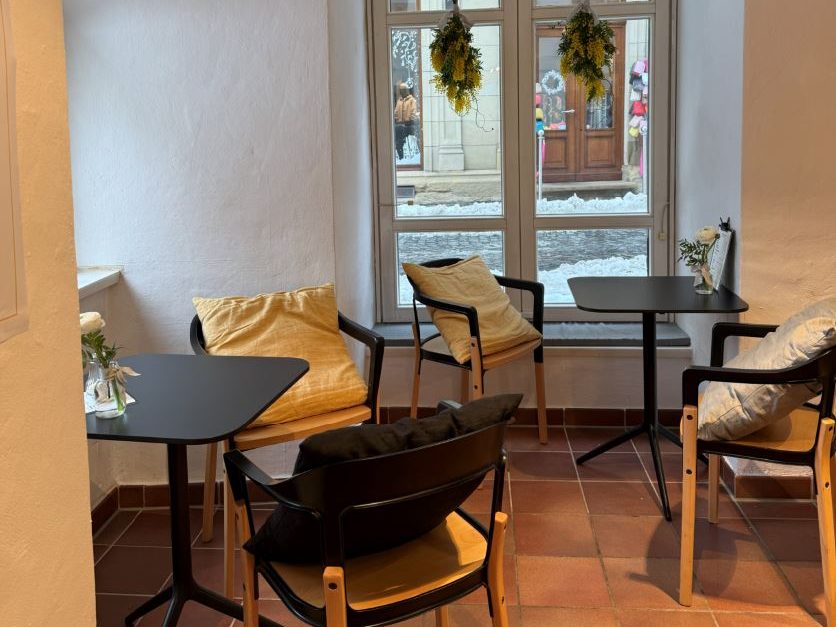 Kleine Kaffee-Ecke mit 2 Tischen und jeweils 2 Stühlen, Blick auf den Judenhof.