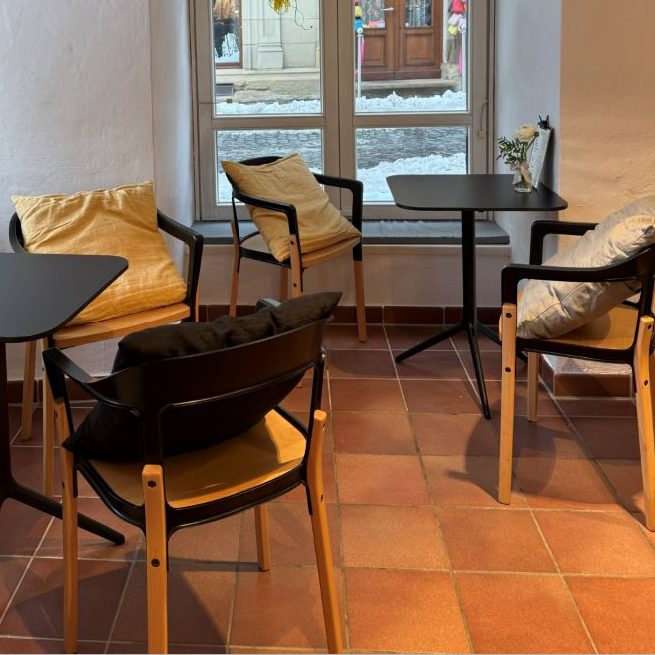 Kleine Kaffee-Ecke, 2 Tische mit jeweils 2 Stühlen, Blick auf den Judenhof.