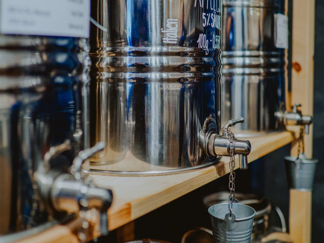 Abfüllstation von Essig und Öl.