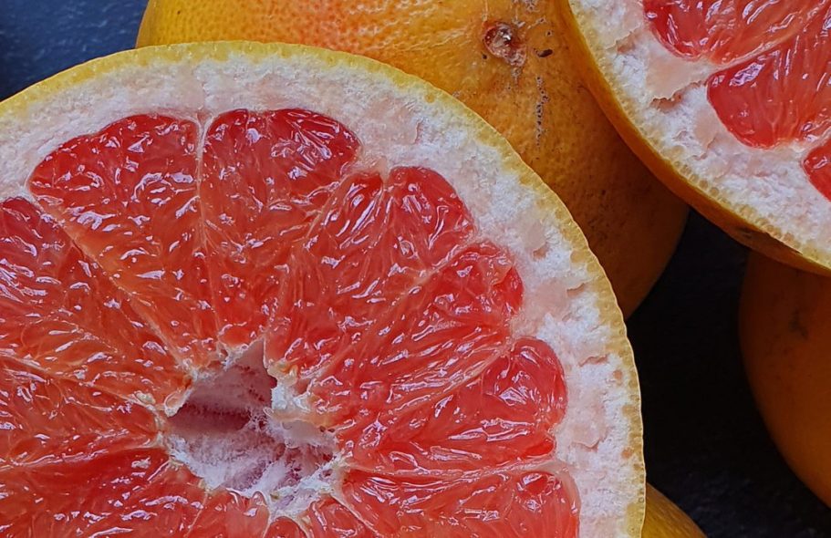 Grapefruits, Detailansicht, aufgeschnittene Grapefruit mit Fruchtfleisch.