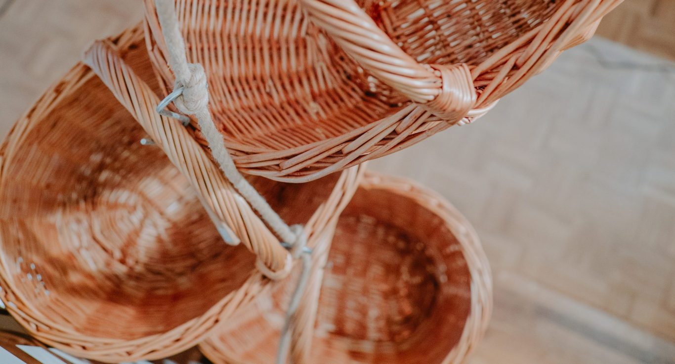 Einkaufskörbe die im Laden für die Kund*innen zur Verfügung stehen.