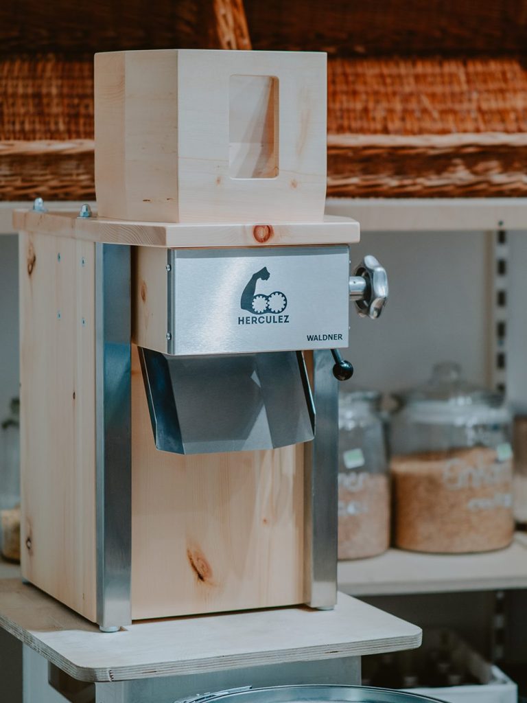 Flocken-Quetsche die Körner zu Flocken quetscht.